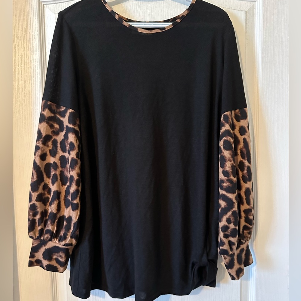 Leopard sleeve top, size large.